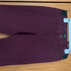 Simply Vera women’s stretch skinny pants in plum. Size medium.